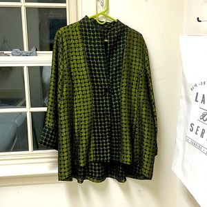 High-low kimono jacket with two button closure. XXL